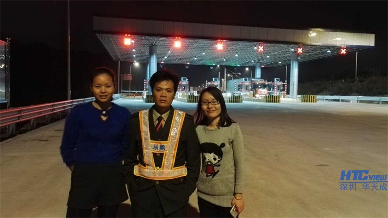 MYBALL迈博两大美女学习之余不忘与收费站班长交流合影 MYBALL迈博两大美女学习之余不忘与收费站班长交流合影